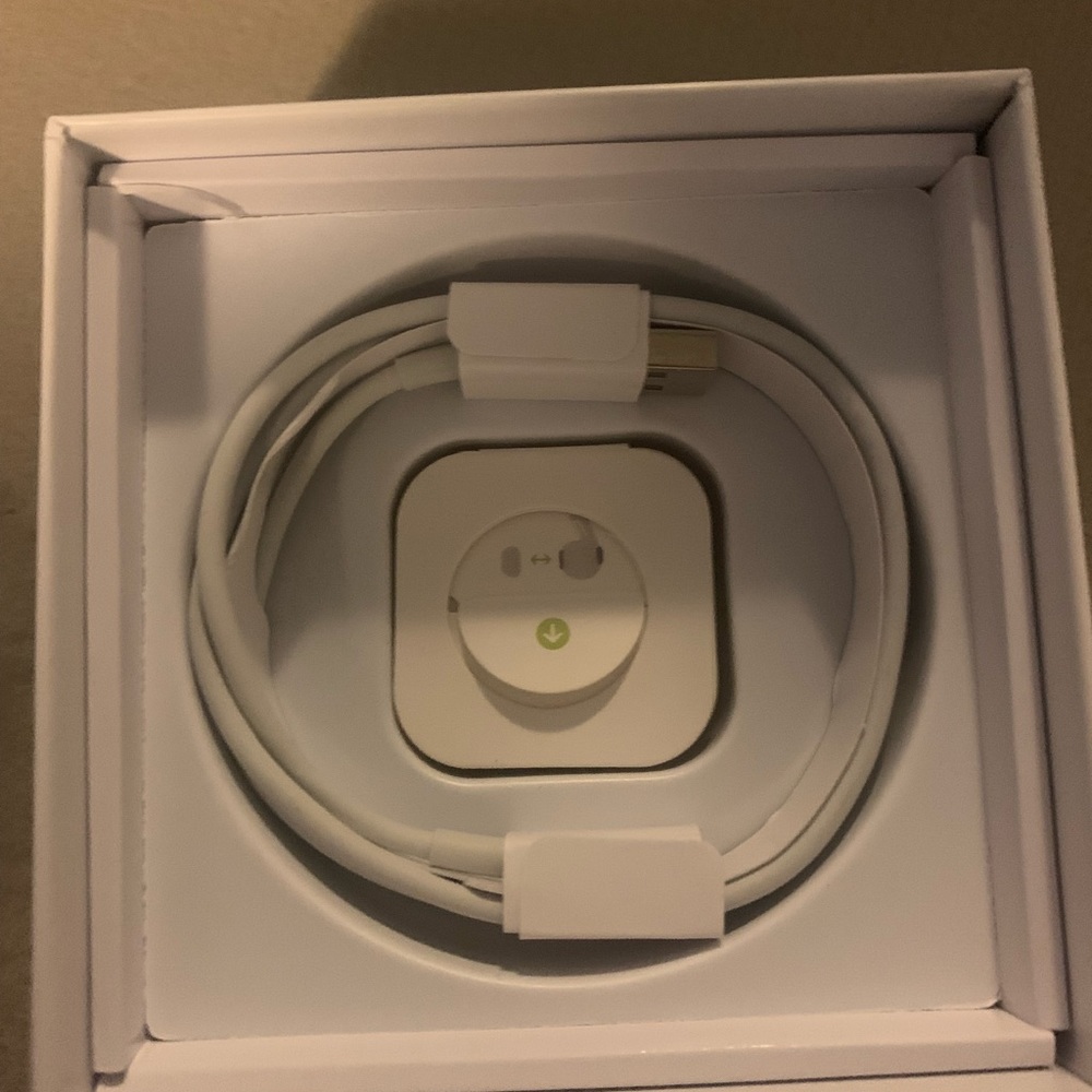 Brand new airpods - Picture 5 of 6